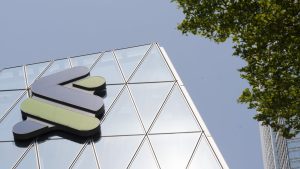 Силни бури и проливни дъждове предизвикват предупреждения в Южен Китай