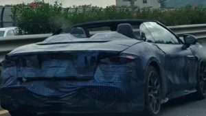 Шпионски снимки разкриват четириместен кабриолет BYD Denza Z